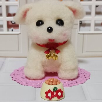 羊毛フェルト 白い耳たれ可愛いわんちゃん　　餌付き