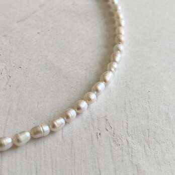 Pearls Necklaces:普段使いの淡水パールネックレス　ホワイトパール不揃いオーバルバロック長さ35.5～41ｃｍの画像