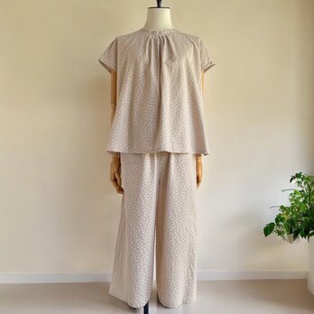 ハイネックブラウス　ワイドパンツ　セットアップ【送料込み】古布リメイク　ベージュの画像