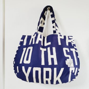 普段使いのマチたっぷりトートバッグ アメリカン英字柄