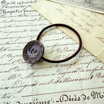 アンティークボタンヘアゴム／石造りの城壁と人物ピクチャーボタン