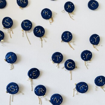 【星空】小さな刺繍ブローチ　付け外して2通り楽しめます♪  クリスタル（水晶）「N」