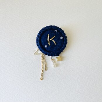 【星空】小さな刺繍ブローチ　付け外して2通り楽しめます♪  クリスタル（水晶）「Ｋ」