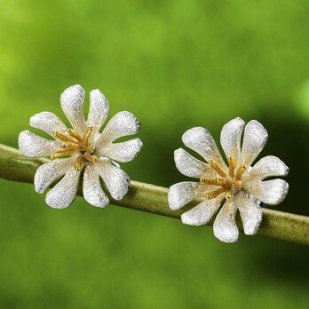 シレネアルメリアの花のピアス - 繊細で美しい花びらを忠実に再現する　P193