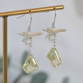 宝石を運ぶハキリバチのピアス・イエロー
