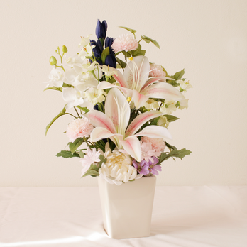 花器付き仏花 ピンクユリ・菊・胡蝶蘭・りんどう（造花）