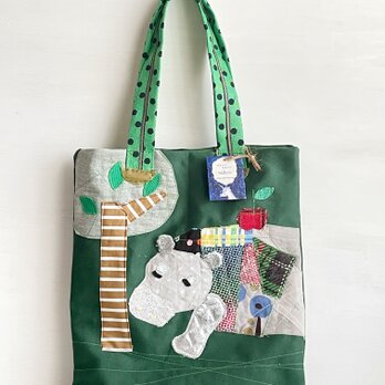 絵本の中のカバのバッグ