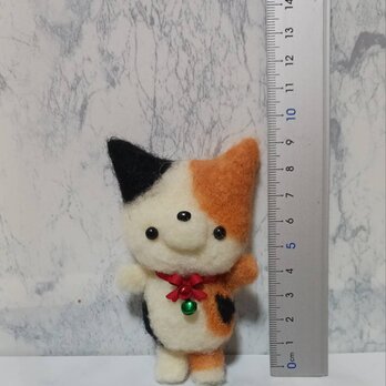 羊毛フェルト 三毛猫ブローチ 約9cm