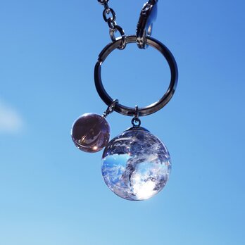 大粒★虹入り水晶と煙水晶のバックチャーム・キーホルダー　～夢幻泡影（むげんほうえい）