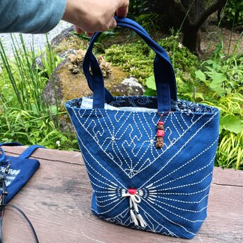 天然藍染・刺し子【一点もの丁寧な手しごとトートバッグ・手提げバッグ】山珊瑚と山葡萄の蔓のチャーム付き 250608-4