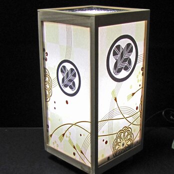 ◆家紋の宿り木=「丸に違い鷹の羽」（家紋変更可）／至福の明り・心温まるひととき／LED昼白色･桧枠造・厚紙張貼・軽量／