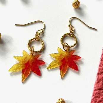 ピアス　ゴールドリングと紅葉のビーズ　イヤリング交換可能　涼しげ　和風　秋　レッド　赤　もみじ　モミジ　黄色　