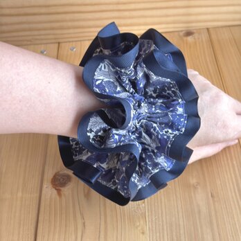 リバティ　サテンダブルフリルシュシュ　＜Margaret Annie＞(マーガレットアニー)ブルー