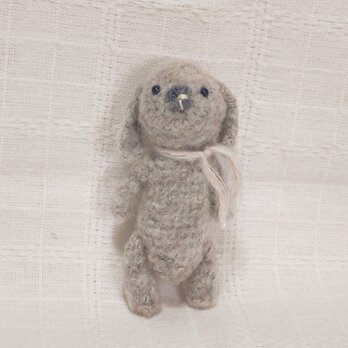 小さなウサギさん (あみぐるみ)