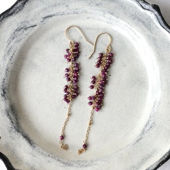 小さなルビーが連なるボルドーのピアス・イヤリング変更可