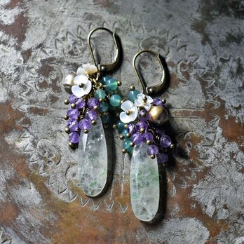 クリソコラインクォーツとたわわなアメジストとグリーン瑪瑙、白蝶貝の小花、民族鈴のピアス