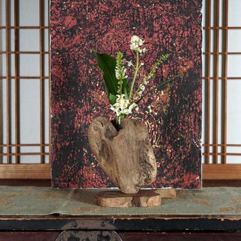 お気に入りの季節の花を飾って気持ちの良い空間を作ってみませんか？　流木の花器、木の花瓶、花器、小さな花瓶、１０３