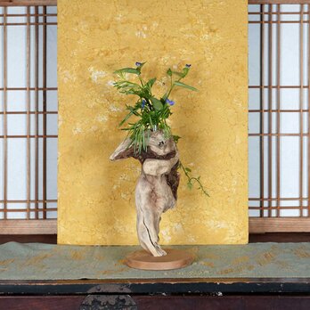 お気に入りの季節の花を飾って気持ちの良い空間を作ってみませんか？　流木の花器、木の花瓶、花器、小さな花瓶、１０６