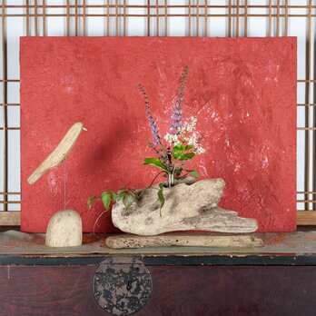 お気に入りの季節の花を飾って気持ちの良い空間を作ってみませんか？　流木の花器、木の花瓶、花器、小さな花瓶、１０２