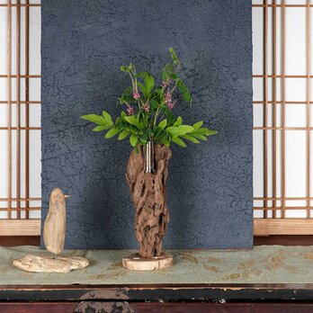 お気に入りの季節の花を飾って気持ちの良い空間を作ってみませんか？　流木の花器、木の花瓶、花器、小さな花瓶、１０７