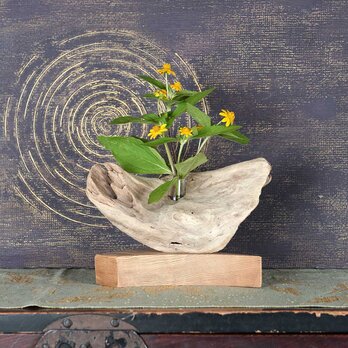 お気に入りの季節の花を飾って気持ちの良い空間を作ってみませんか？　流木の花器、木の花瓶、花器、小さな花瓶、１０４