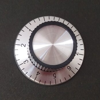 【ピンバッジ】ダイヤル型ツマミピンバッジ・ SKBダイヤルラージ