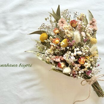 クラスペディアとミニ薔薇 かすみ草のスワッグ