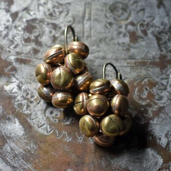 たわわな鈴のポンポンピアス（アンティークゴールドカラー）
