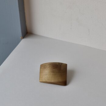 【 木工 】 アシンメトリーな朴木のブローチ【B】　オイル仕上げ