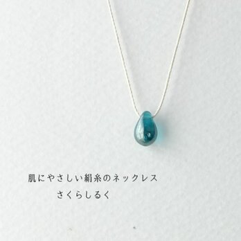 d147【きらりナイルグリーン】1つぶチェコドロップ　 肌にやさしい絹糸のネックレス　糸の色＆長さえらべます