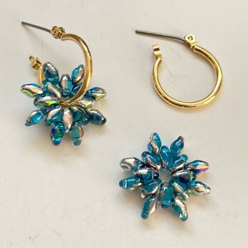 つぶ編みシリーズ／2wayチェコガラスのお花のチャームのチタン製フープピアス（フープイヤリングに変更できます）【水色×シルバー】