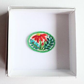 ビーズで飾った小さなお花のミニ刺繍ブローチ【botanical】#389