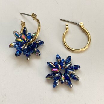 チャームを外して2wayに。チェコガラスのお花のチャームのチタン製フープピアス(イヤリングに変更◯)【ブルー×シルバー】