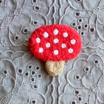 赤いキノコのモコモコ刺繍ブロー　丸