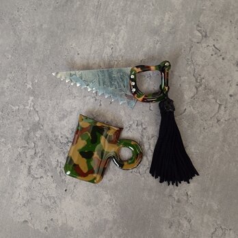 迷彩のマグカップとノコギリ