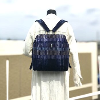 口金入りで口がガバッと開いて使いやすい裂き織りのリュック（紺）