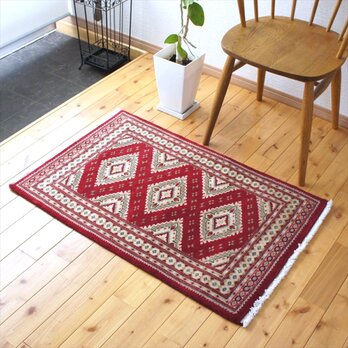 肌触りがシルクのようなウールの手織り絨毯　パキスタン絨毯　シルクタッチ　玄関マット　95x63cm　レッド