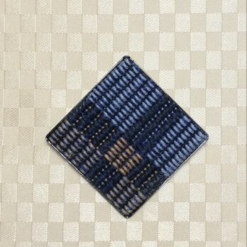 大きめでペンダントにもなる素敵な裂き織りのスクエア型ブローチ（紺格子）