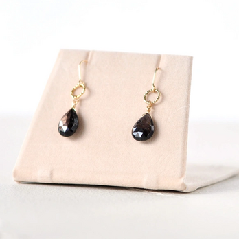 Black Shine ゴールデンシーンサファイア一粒ピアス14kgf