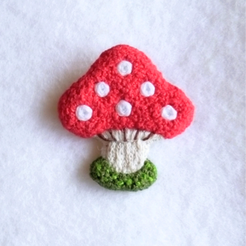 赤いキノコのモコモコ刺繍ブローチ　三角のコピー