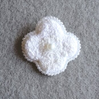 ビーズに縁取られたモコモコお花の刺繍ブローチ　ホワイト