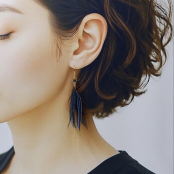 ボールチェーンタッセルピアス　ブラックアンドブルー