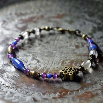 エンドレスノットとアンティークボヘミアビーズ、グーズベリー、ロシアンブルー、すみれ色＆ブルービーズのブレス