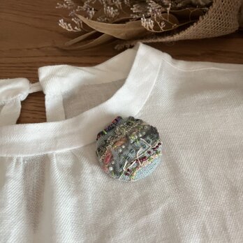 ビーズや変わり糸を使ったブローチ（水色No.2）