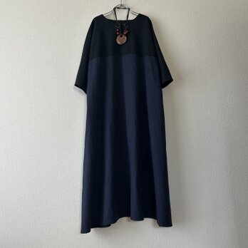 バイカラーのロングワンピース　コットンリネン　ネイビー&ブラック