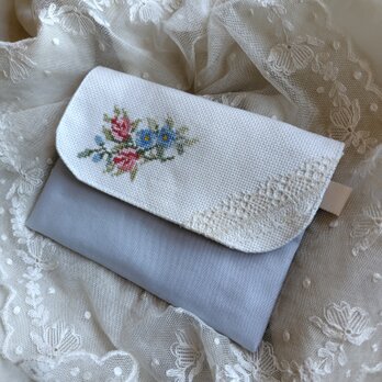 sale 薔薇*手刺繍*フラップポーチ*ブルー