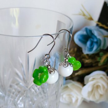 クローバーのサージカルステンレス ピアス イヤリング 天然石はマザーオブパール