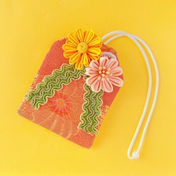 (寄添い菊）元巫女が作る花のお守り袋
