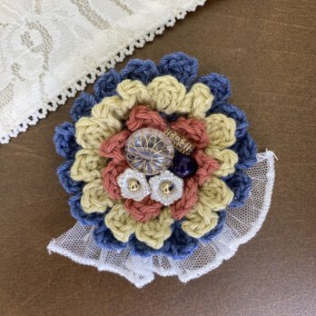 主役級大輪の花モチーフブローチ