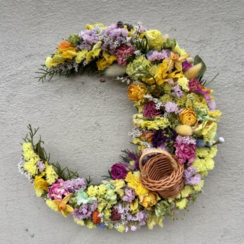 母の日の贈り物　鮮やかで可愛い三日月リース